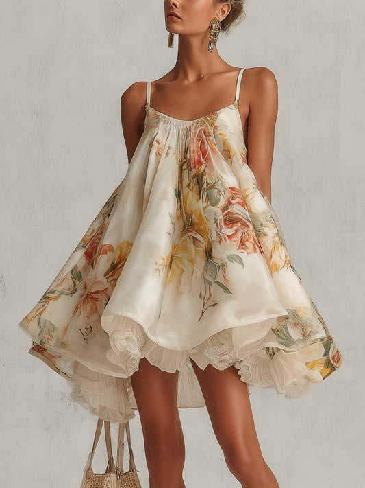 Henny | A-formet minikjole i beige blomstret organza med blondekant