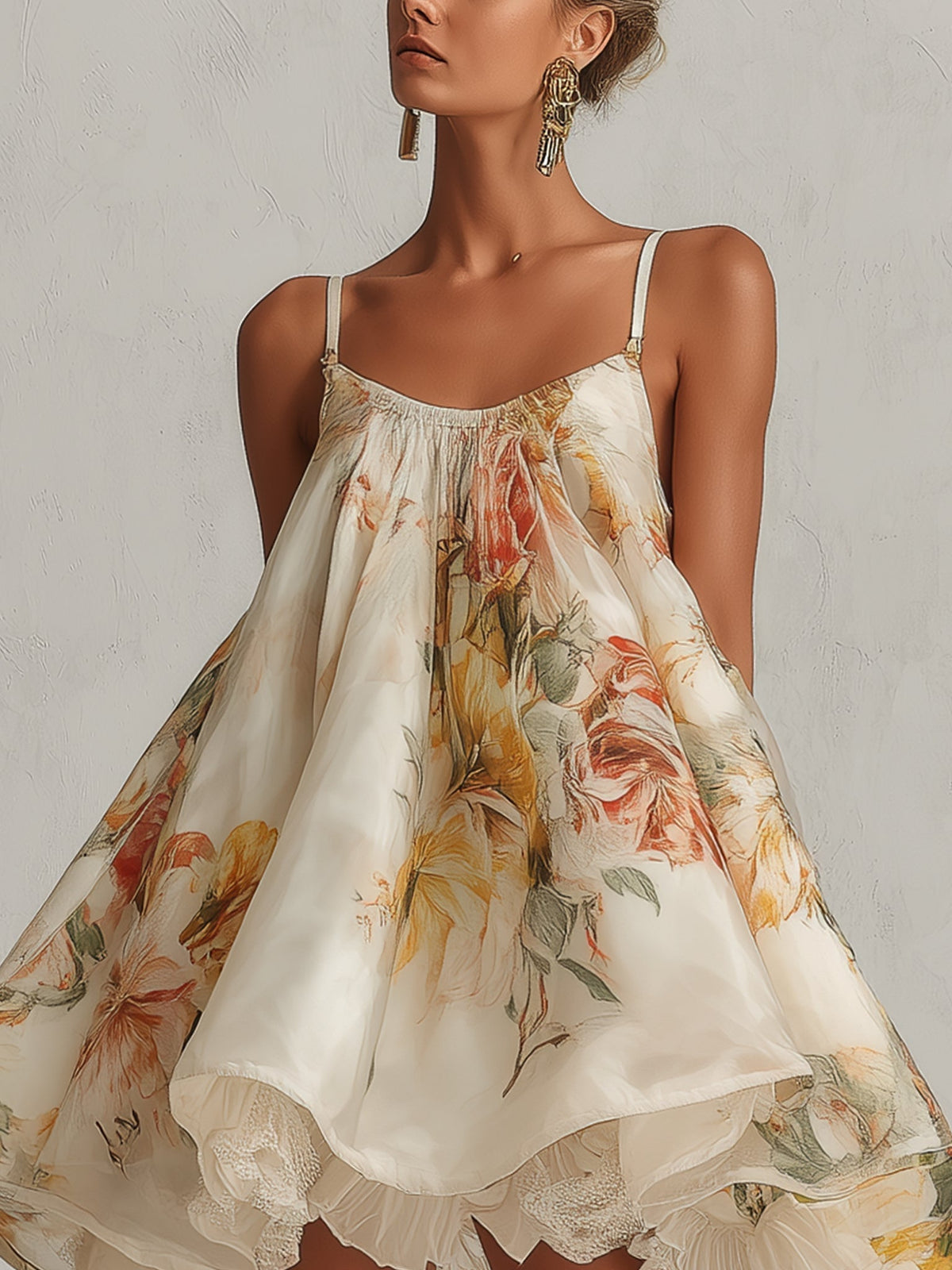 Henny | A-formet minikjole i beige blomstret organza med blondekant