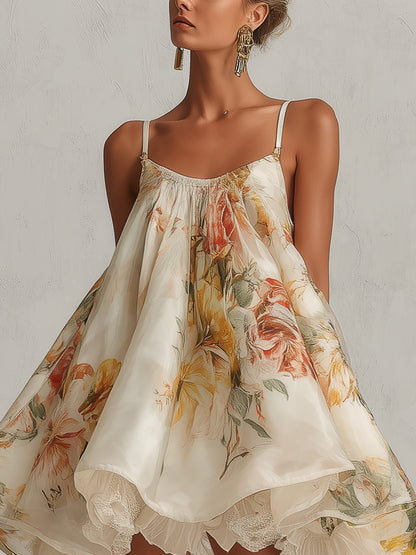 Henny | A-formet minikjole i beige blomstret organza med blondekant