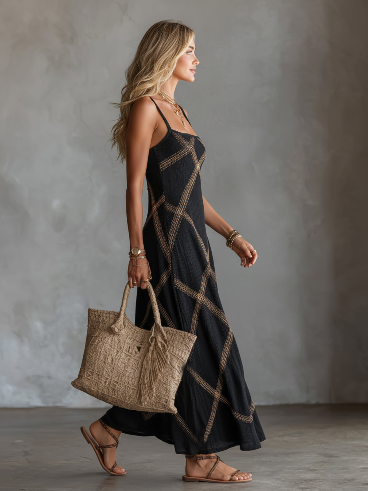 Stina | Maxikjole med geometrisk print i sort og camel