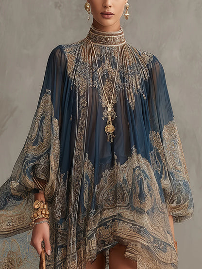 Silje | Kort asymmetrisk marineblå chiffonkjole med høj hals og barokprint