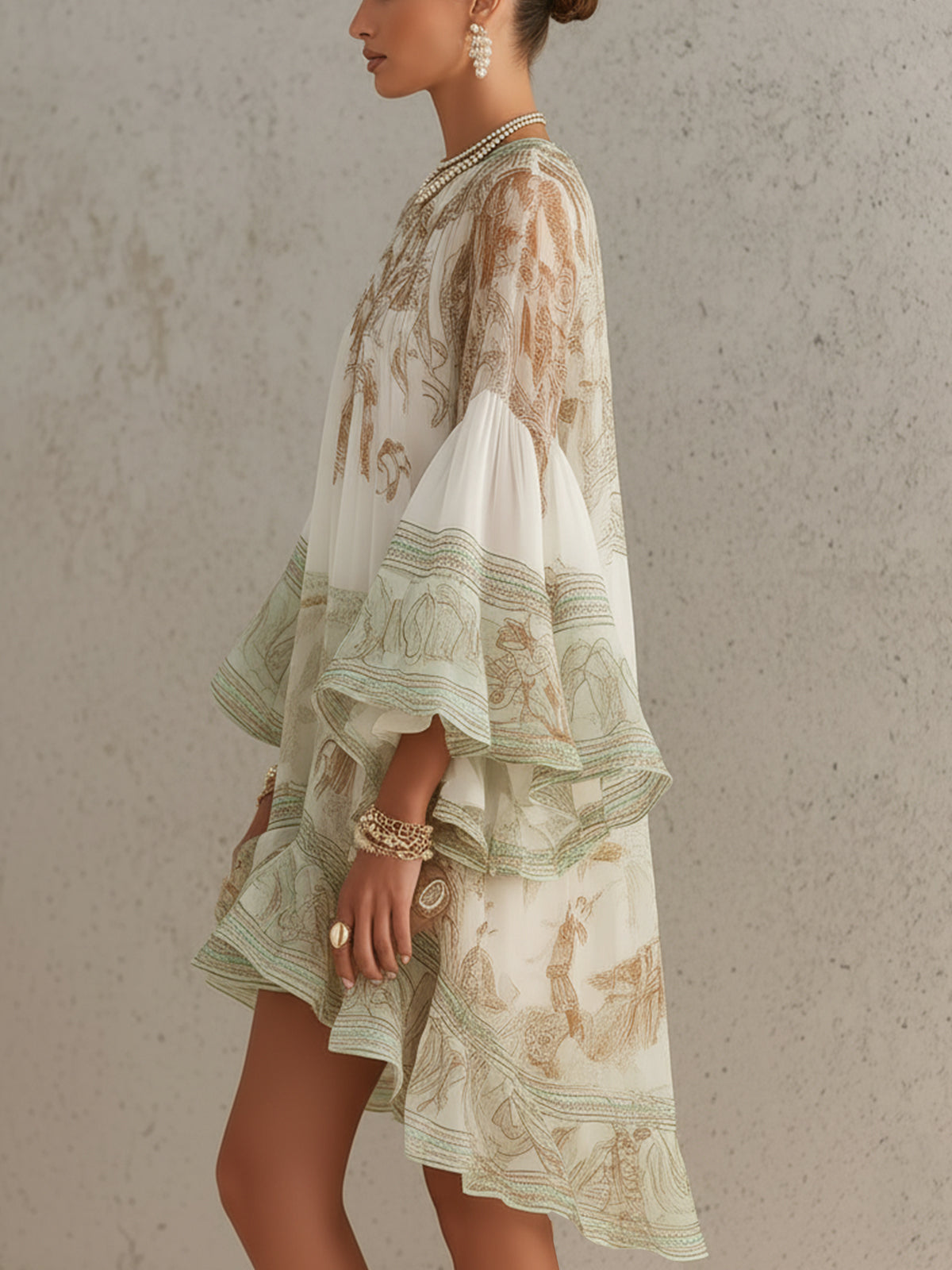 Sissel | Kort asymmetrisk grøn chiffonkjole med flæser og klokkeærmer