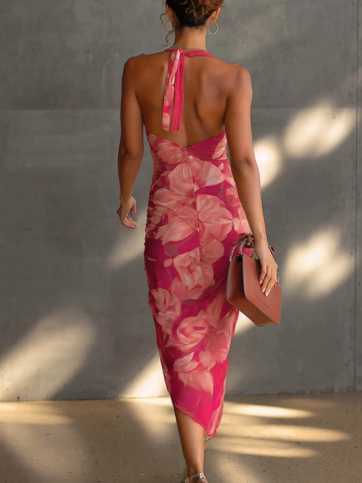 Yrsa | Fuchsia kjole med blomsterprint, draperet side og slids