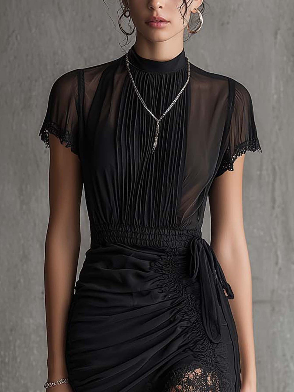 Pia | Plisseret minikjole i sort chiffon med blonde