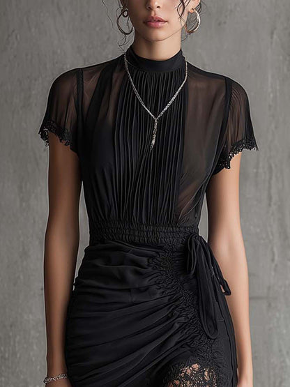 Pia | Plisseret minikjole i sort chiffon med blonde
