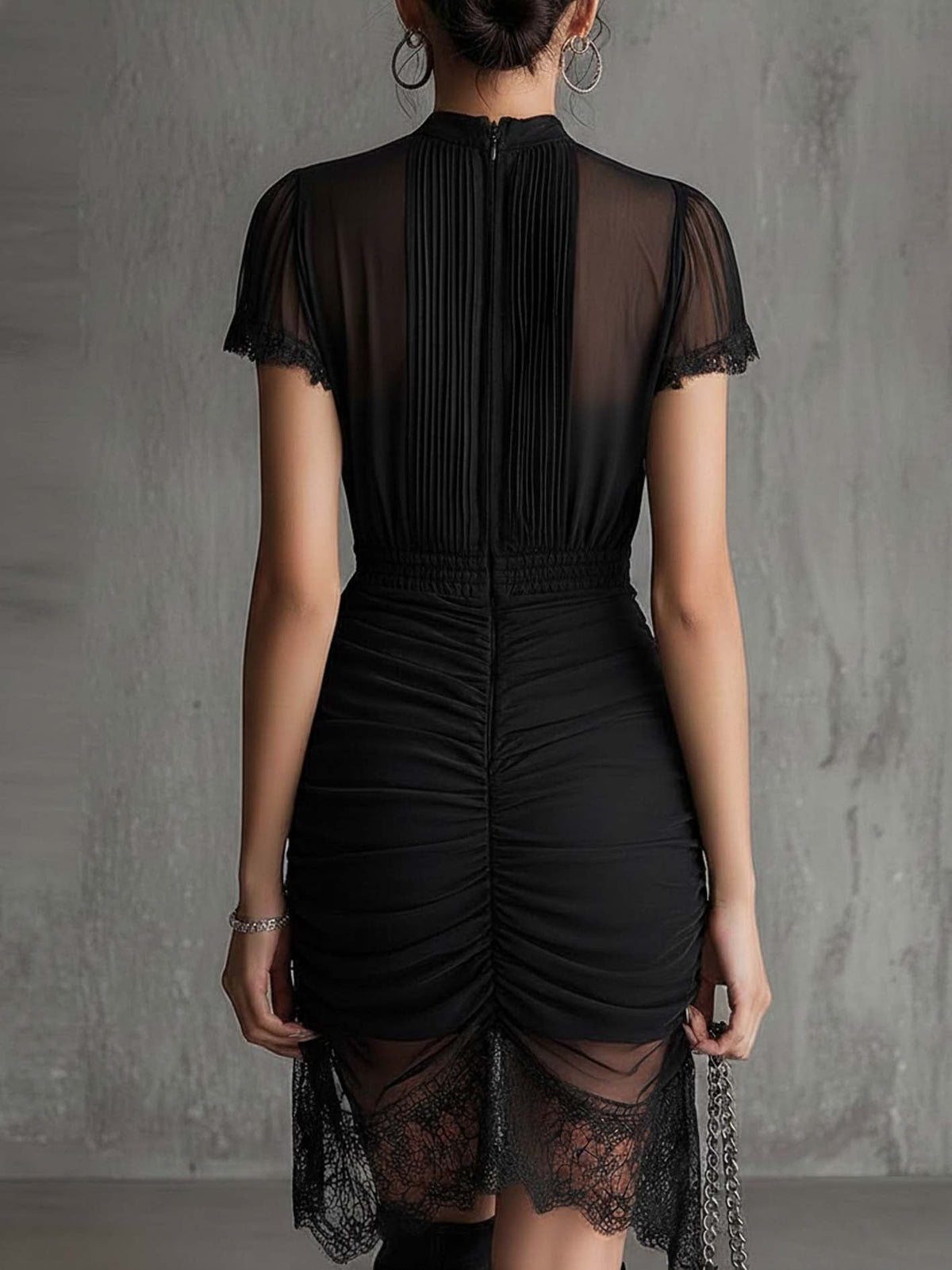 Pia | Plisseret minikjole i sort chiffon med blonde
