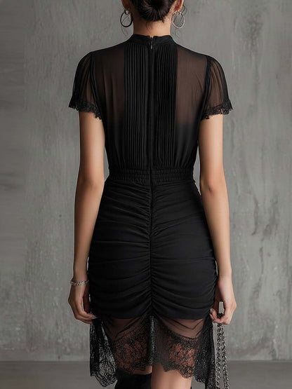 Pia | Plisseret minikjole i sort chiffon med blonde