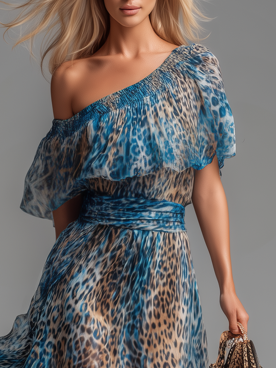 Sille | Lang chiffonkjole med leopardprint og bare skuldre